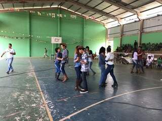 Alunos apresentam dança regional na escola Profª Brasilina Ferraz Mantero, na Capital. (Foto: Divulgação)