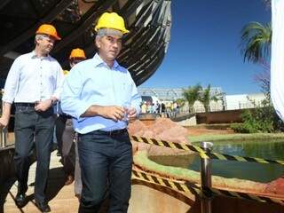 Governador Reinaldo Azambuja (PSDB) e seu secretariado visitam dependências da construção. (Foto: Fernando Antunes)