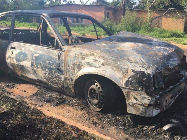 Carro estacionado em rua pega fogo e vizinhos se assustam com estouro 