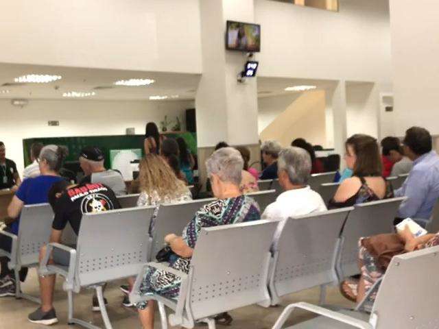 No &uacute;ltimo dia de IPVA com desconto, espera no Detran demora cerca de 1h