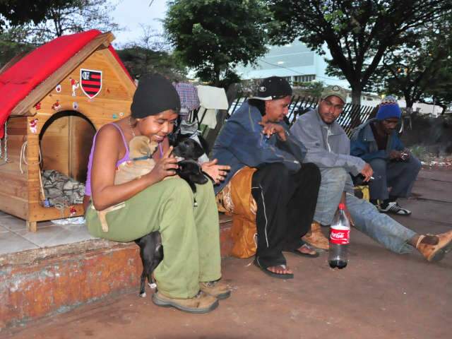  Cal&ccedil;ada de hospital &eacute; "casa" para 4 andarilhos e cachorrros h&aacute; mais de 2 anos