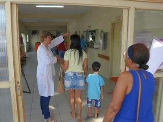 Médica orienta mãe em unidade de saúde de Campo Grande (Foto: Paulo Francis/Arquivo)