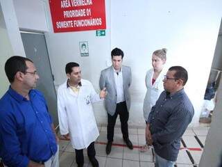 Vereadores conversam com diretores do hospital (Foto: Thiago Morais/Divulgação)