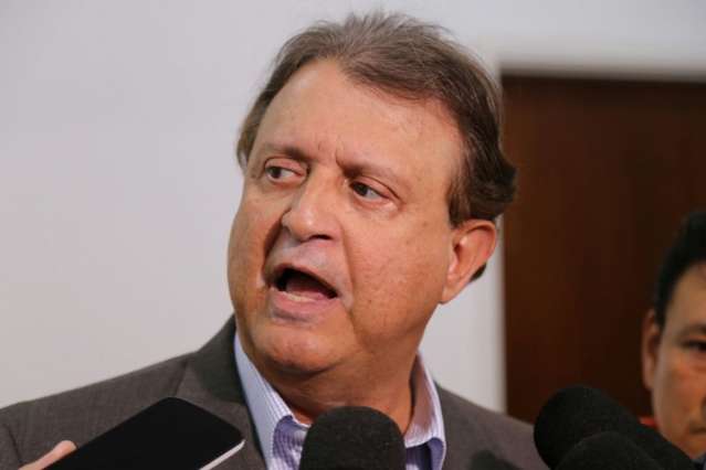 Prefeitura far&aacute; novos cortes e demitir&aacute; professores para economizar R$ 10 mi