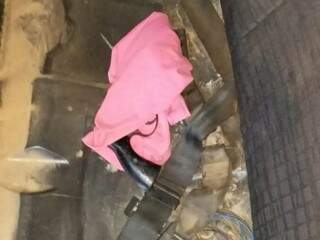 Os policias encontraram o armamento sob o banco traseiro do carro. (Foto: Divulgação) 