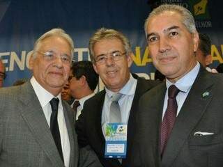 Ex-presidente, Fernando Henrique Cardoso (à esquerda), prefeito de Paranaíba, Ronaldo Miziara (ao centro), e o governador Reinaldo Azambuja (à direita), em evento no Distrito Federal. (Foto: Reprodução/Facebook)