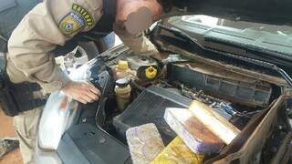 Pol&iacute;cia estranha nervosismo de motorista e encontra 14 quilos de coca&iacute;na