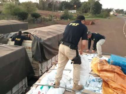 Polícia apreende três caminhões com cigarro e agrotóxico do Paraguai