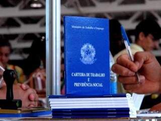 Pilha de carteira de trabalho em mutirão para entrega (Foto: Marcello Casal Jr/Arquivo Agência Brasil)