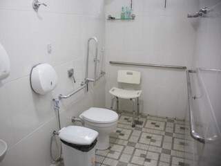 Banheiros são adaptados e ficam dentro dos quartos (Foto: Paulo Francis)