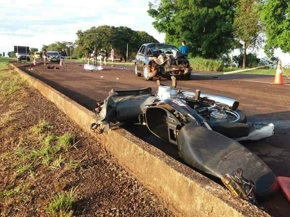 Motociclista invade pista contrária, bate em gol e morre na BR-163