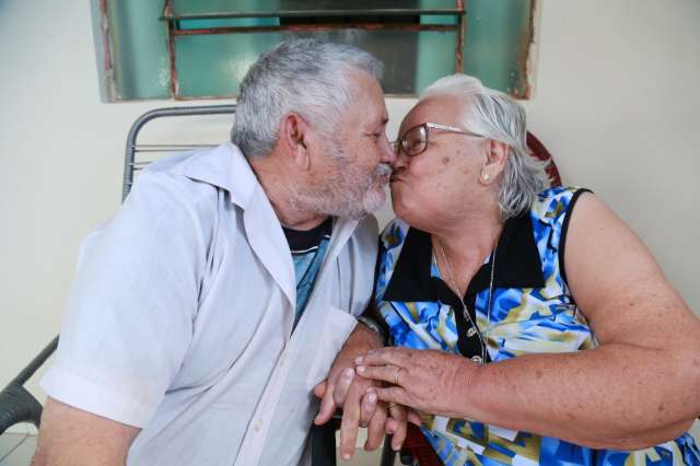 Casado h&aacute; 60 anos, Arlindo chora ao falar do grande amor que o espera na janela
