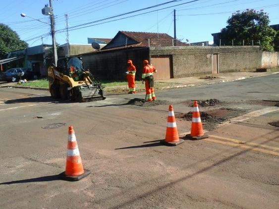 Tapa-buracos avan&ccedil;a em pontos cr&iacute;ticos durante o fim de semana