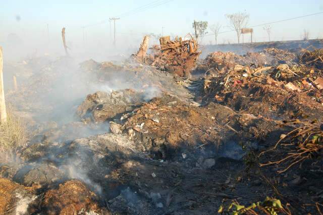 Inc&ecirc;ndio queima 5mil metros de &aacute;rea lotada de entulho &agrave;s margens de BR