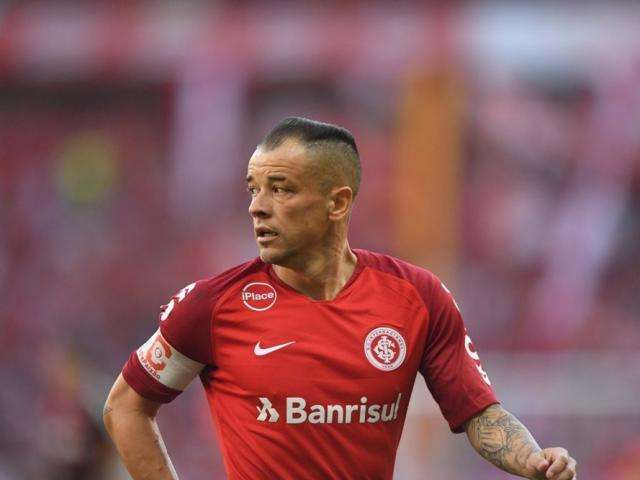 Internacional vira nos acr&eacute;scimos sobre Atl&eacute;tico-PR e reassume vice-lideran&ccedil;a