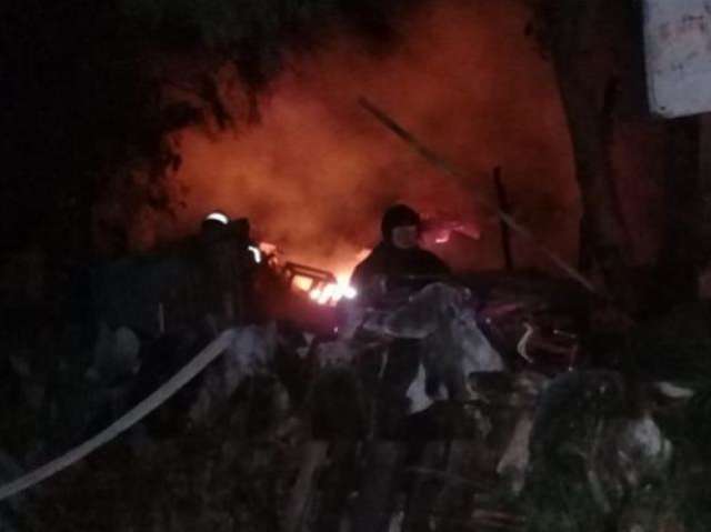 Inc&ecirc;ndio destr&oacute;i dep&oacute;sitos clandestino de materiais recicl&aacute;veis 
