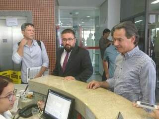 Prefeito chega ao MPE-MS junto com procurador-geral do Município e gestor da Funesp. (Foto: Alberto Dias) 