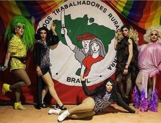 Há 2 anos, Maria Rojava faz performances levantando a bandeira da diversidade sexual dentro do MST (Foto: Arquivo Pessoal)