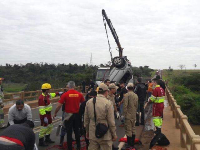 Trecho da BR-163 onde carro capotou e caiu em rio est&aacute; interditado