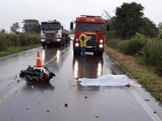 Motociclista que morreu ao bater de frente com carreta tinha 50 anos 
