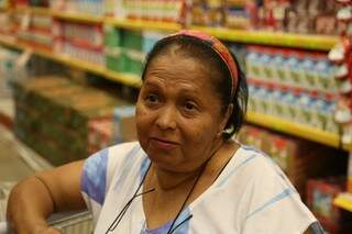 Vera Calobrise Romero,anota tudo o que compra no supermercado para fazer um balanço mês a mês. (Fernando Antunes)