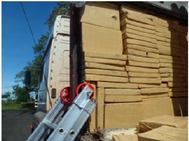 Pol&iacute;cia flagra carregamento de 1,5 tonelada de maconha em caminh&atilde;o