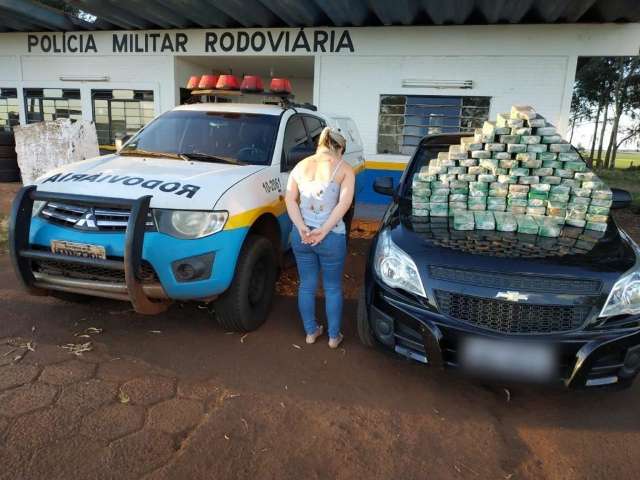 Traficante &eacute; presa com 100 quilos de pasta base em fundo falso de picape