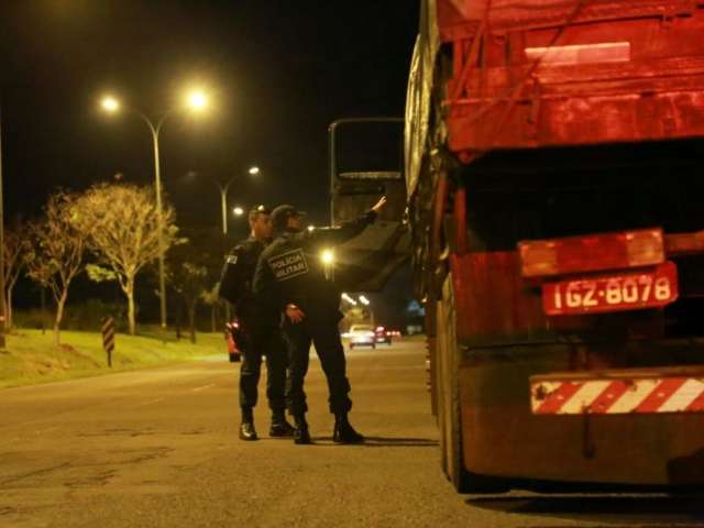 Caminhoneiro &eacute; baleado em tentativa de assalto; pol&iacute;cia ca&ccedil;a suspeitos