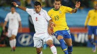 Daniel Alves foi substituído por Maicon em parte do último coletivo (Foto: Getty Images/Fifa)