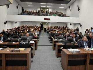Plenário ficou lotado durante apreciação do projeto em primeira votação. (Foto: Luciana Nassar/ALMS)
