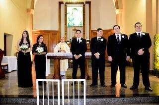 No altar, mãe e irmã da noiva de um lado e cunhados e noivo de outro. (Foto: Fernanda Vianna)