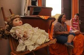 Na casa das irmãs, a boneca de porcelana é enfeite. 