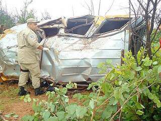 Veículo que os policiais ocupavam capotou em acidente no Mato Grosso. &lt;i&gt;Foto: Edição MS&lt;/i&gt;