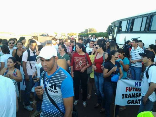 Cerca de 600 acad&ecirc;micos fecham BR-060 para garantir transporte em 2014