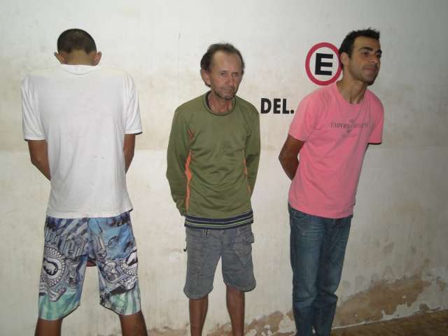 Adolescente &eacute; apreendido por assalto a farm&aacute;cia e tr&ecirc;s restaurantes 