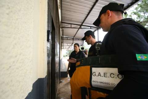 Gaeco flagra R$ 7,9 mil em presídio e celulares embalados na casa de agente 
