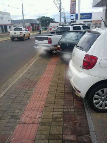 Condutores estacionam sobre piso t&aacute;ctil em frente a ag&ecirc;ncia banc&aacute;ria