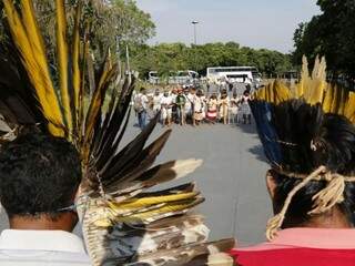 Ao todo, cerca de 300 índios de sete comunidades indígenas de Dourados foram até a Assembleia para participar do ato. (Foto: Gerson Walber)