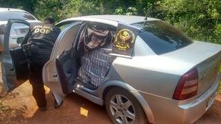 Carros com cigarro contrabandeado foram interceptados por policiais em estrada vicinal (Foto: Divulgação/DOF)