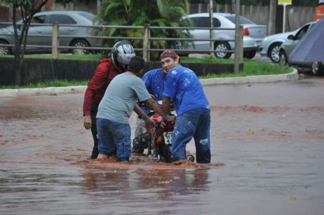 Leitor registra imagens do c&oacute;rrego Segredo transbordando nesta tarde