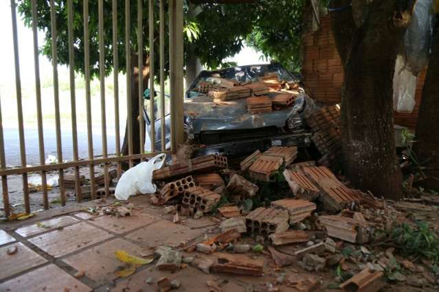 Motorista perde controle de ve&iacute;culo e invade casa na avenida Tamandar&eacute;