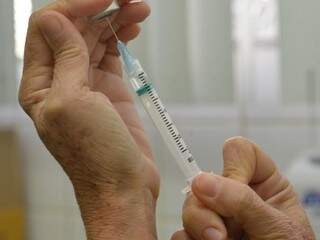 Profissional prepara seringa para aplicar vacina (Foto: PMCG/Divulgação)