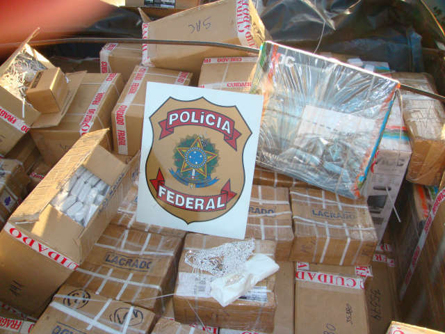  PF apreende eletr&ocirc;nicos e estimulante sexual em fundo falso de carreta