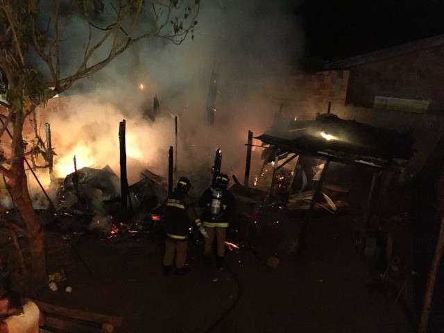 Marido acusa esposa de inc&ecirc;ndio criminoso que destruiu casa completamente