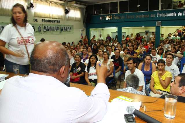 Professores rejeitam proposta da prefeitura e mant&eacute;m greve nas escolas