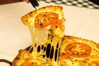 Pizza com queijo derretido e tomate (Foto: Pizza Na Pedra)