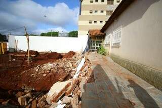 Muro no bairro Amambai caiu por causa de obra construída ao lado (Foto: André Bittar)