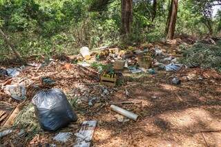 Lixo e garrafas na Rua Matine de Moraes (Foto: Henrique Kawaminami)