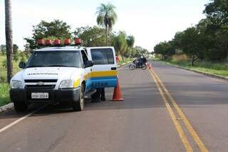 Polícia Rodoviária Estadual sinalizou a rodovia após o acidente (Foto: Marcos Ermínio)