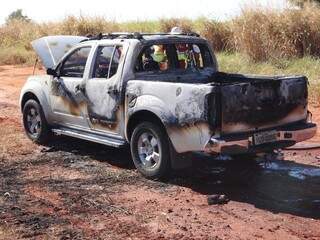 Veículo foi totalmente destruído pelo fogo. (Foto: Rodrigo Rodrigues/Nova Alvorada News)